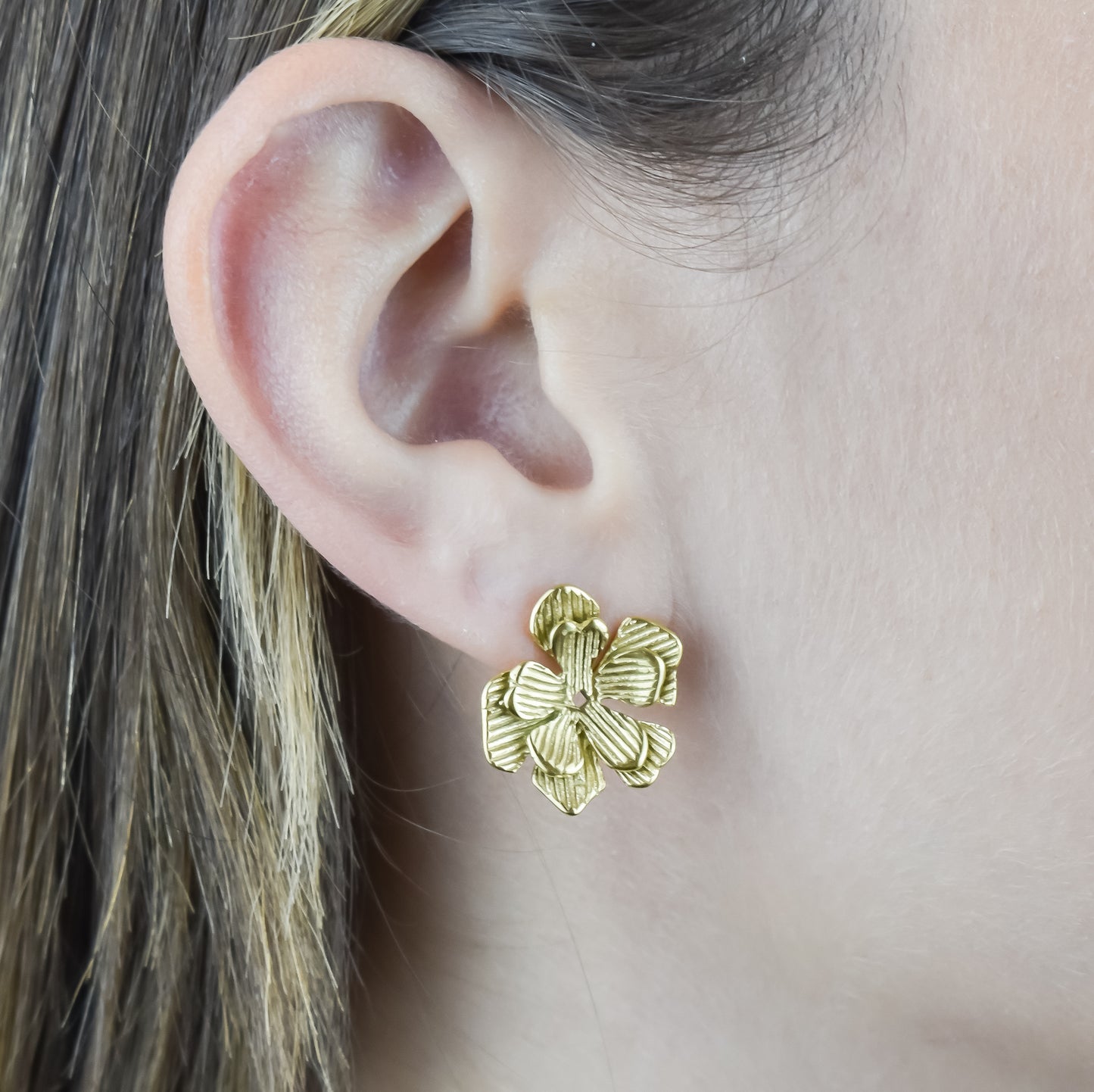 AMÉLIA – Brincos em Aço em forma de Flor