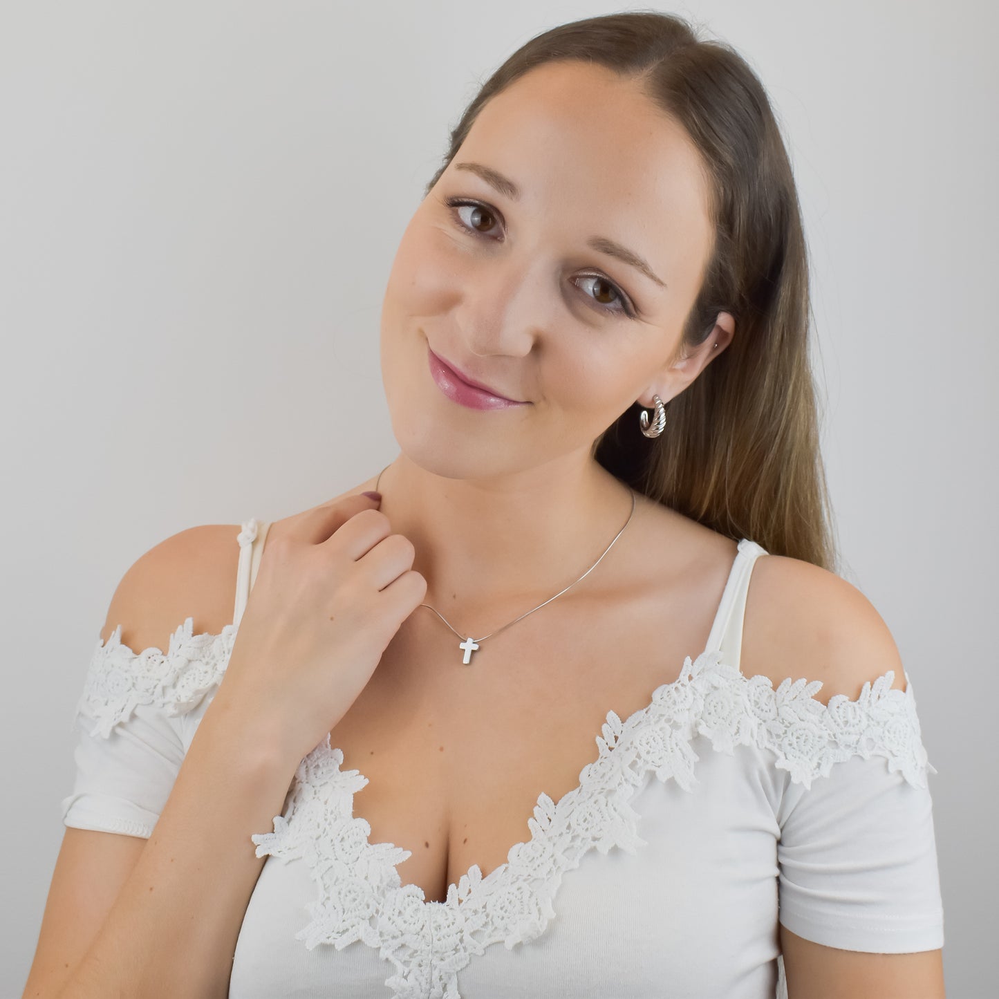 SIMONE – Brincos Meia Argola em Aço design Croissant