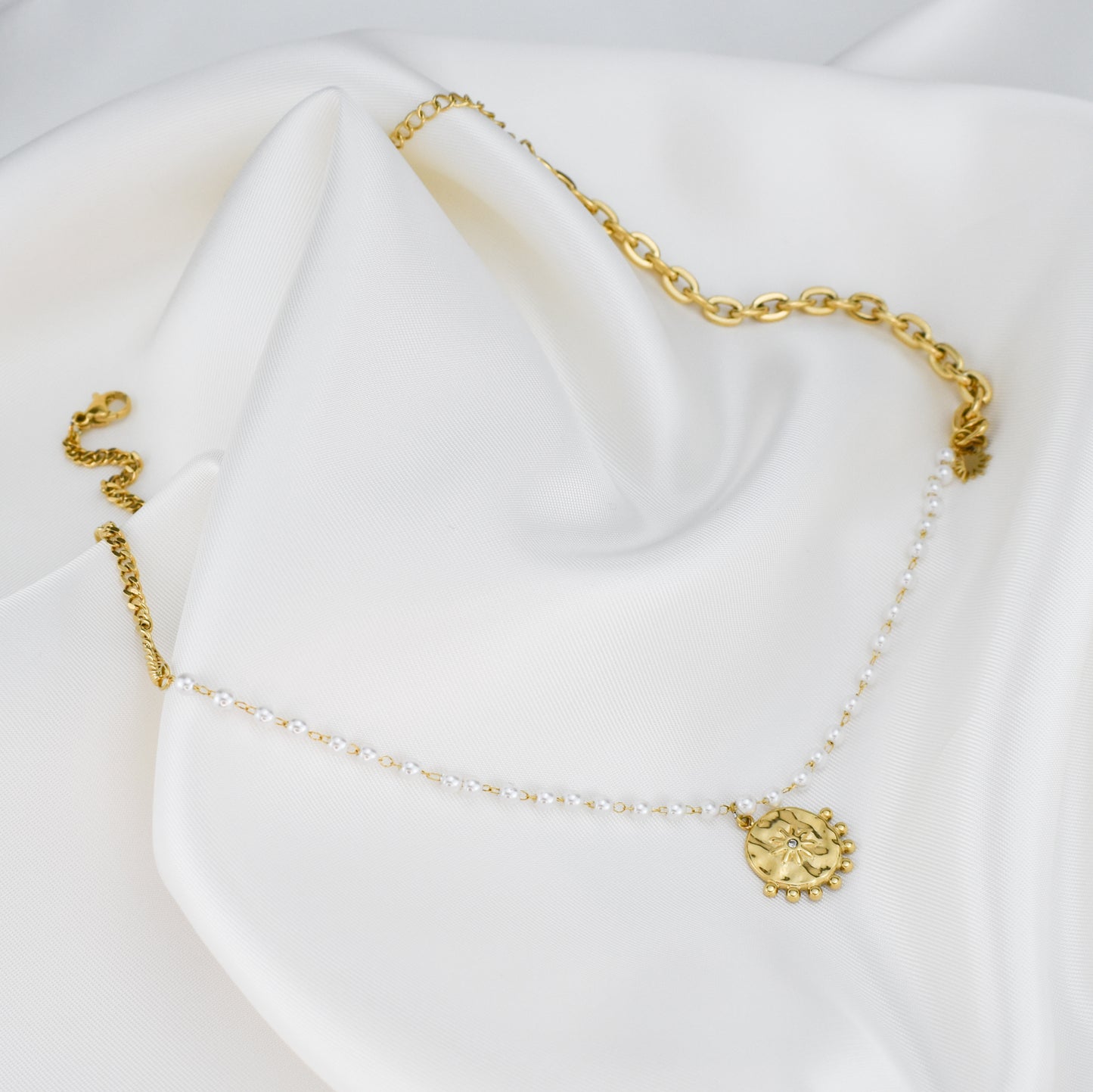 CLAIRE – Colar em Aço com 2 Malhas, Pérolas e Medalha com Brilhante