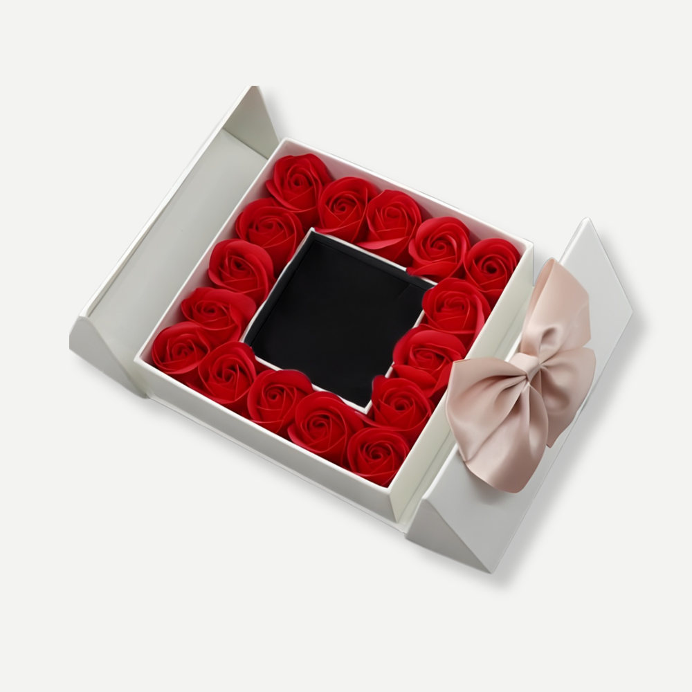 Box Amor com 16 Rosas Eternas e Colar "Trevo de 4 Folhas" em Aço Inoxidável