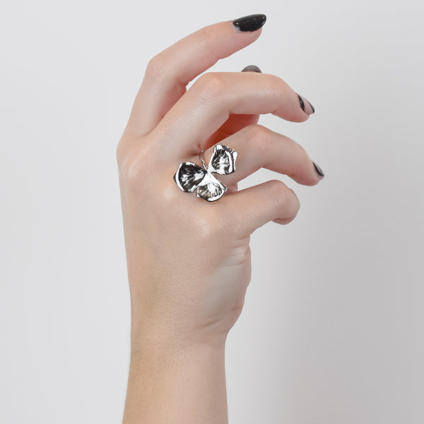 FREDERICA- Anel em Aço com Flor de 3 Pétalas