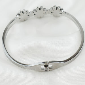 Flower – Pulseira em Aço Rígida com Flores e Brilhantes