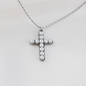 SERENITY – Colar em Aço com Cruz coberta por Pérolas