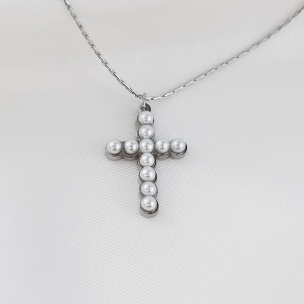 SERENITY – Colar em Aço com Cruz coberta por Pérolas
