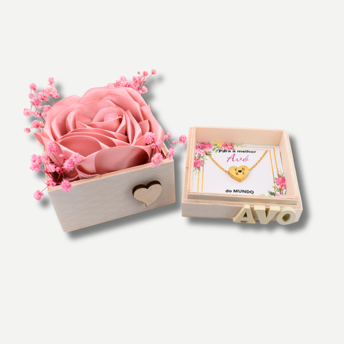 Conjunto Caixa de Rosa em Cetim e Colar Coração Personalizado com Iniciais dos Netos