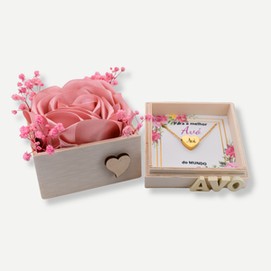 Conjunto Caixa de Rosa em Cetim e Colar Coração Personalizado com Iniciais dos Netos