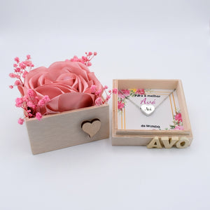 Conjunto Caixa de Rosa em Cetim e Colar Coração Personalizado com Iniciais dos Netos