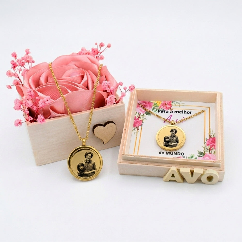 Conjunto Caixa Surpresa com Rosa em Cetim e Colar Personalizado com Fotografia