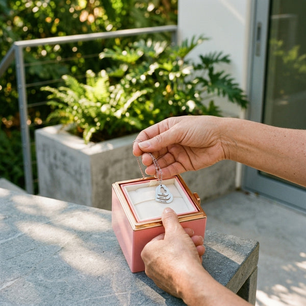 Conjunto Colar Corações Personalizados e Rosa Giratória