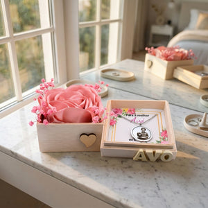 Conjunto Caixa Surpresa com Rosa em Cetim e Colar Personalizado com Fotografia