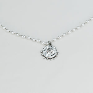 CLAIRE – Colar em Aço com 2 Malhas, Pérolas e Medalha com Brilhante 