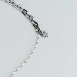 CLAIRE – Colar em Aço com 2 Malhas, Pérolas e Medalha com Brilhante 