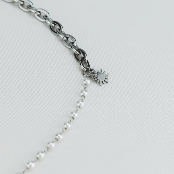 CLAIRE – Colar em Aço com 2 Malhas, Pérolas e Medalha com Brilhante 