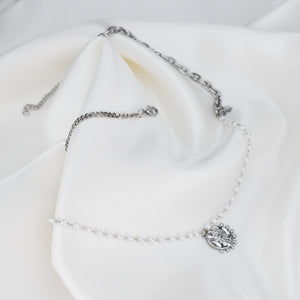 CLAIRE – Colar em Aço com 2 Malhas, Pérolas e Medalha com Brilhante 