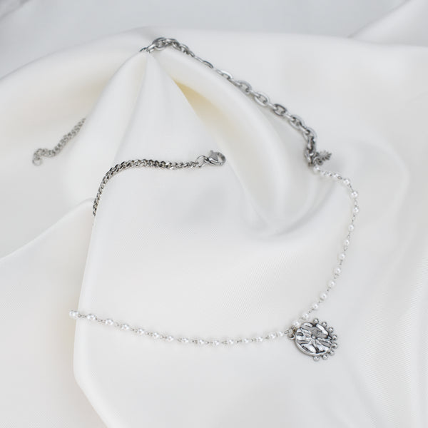 CLAIRE – Colar em Aço com 2 Malhas, Pérolas e Medalha com Brilhante 