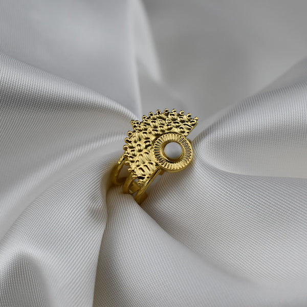 Anel Triplo em Aço Dourado com Pedra Branca