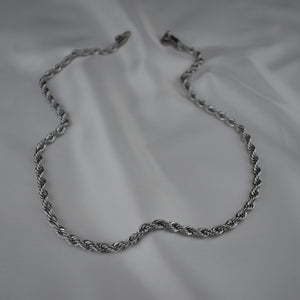 Colar em Aço Prateado Entrelaçado