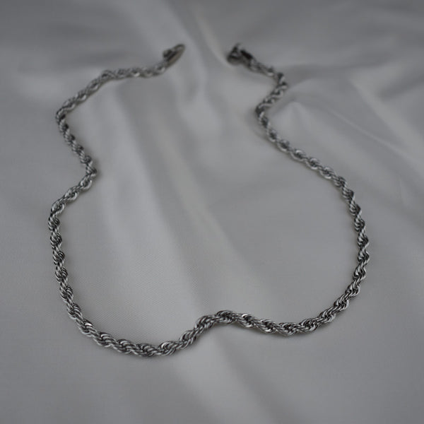 Colar em Aço Prateado Entrelaçado