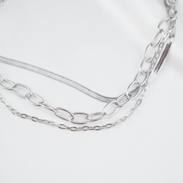 BELLE – Colar Triplo em Aço com Diferentes Malhas