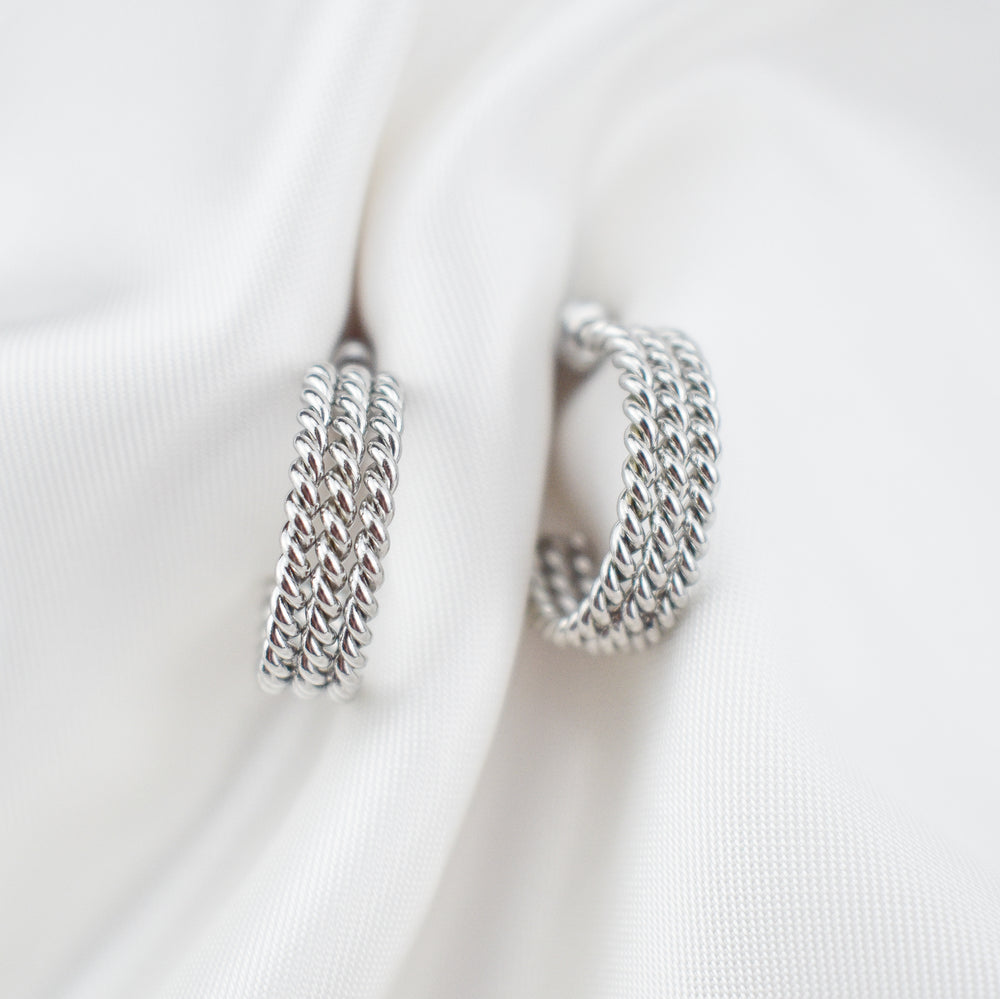 IRIS – Brinco Meia Argola Tripla em Aço 