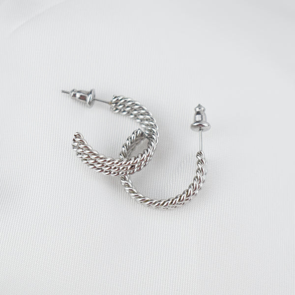 IRIS – Brinco Meia Argola Tripla em Aço 