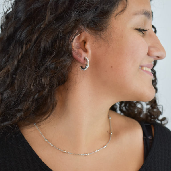 Colar em Aço Prateado com Esferas