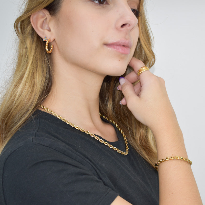 Colar em Aço Dourado Entrelaçado