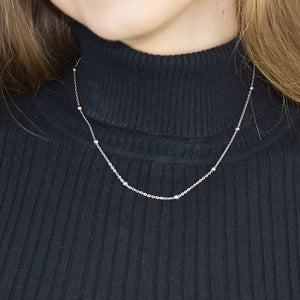 Colar em Aço Prateado com Esferas